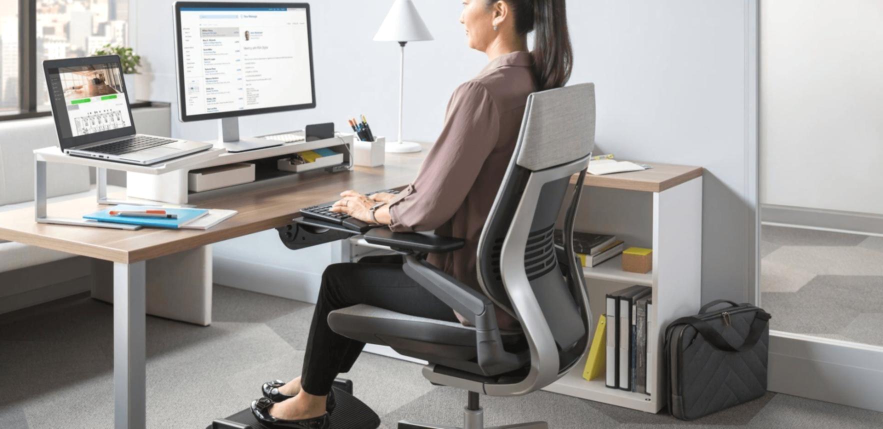 Étudiant international travaillant sur les stratégies de création de liens